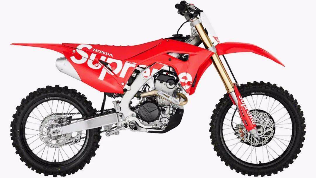 早在2019年supreme就和本田合作联名推出过crf250r,不过这次和杜卡迪