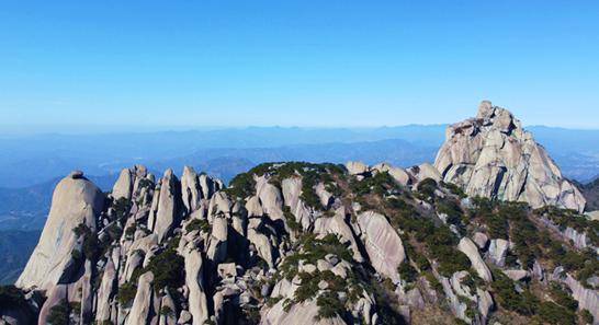 安徽潜山天柱山:天蓝如洗 山峰争秀_群峰_湖水_宁静