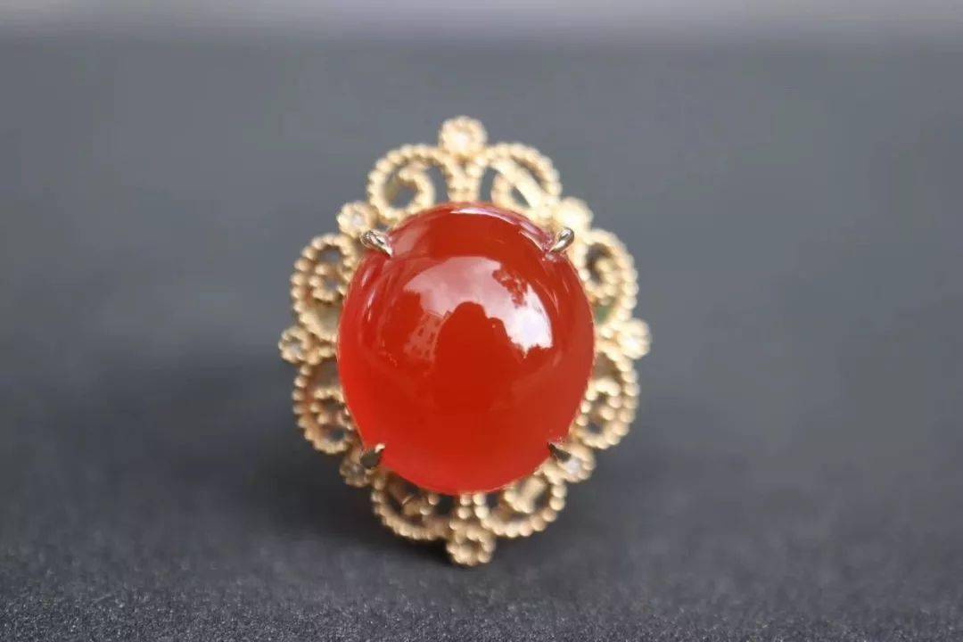 这种红色石头最近红遍了文玩界和珠宝界!_冰红_颜色_年龄