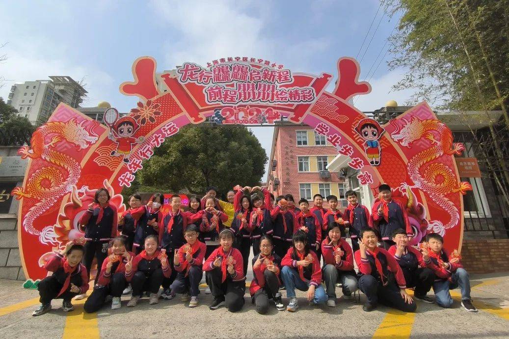 长宁路小学踏进愚一小学门口,迎面而来几个头戴龙帽的小朋友,让许多