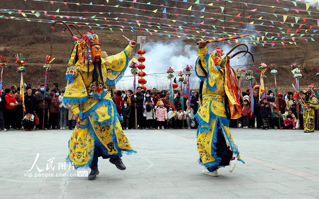 甘肃省陇南市武都区鱼龙镇柏家沟村,村民在表演当地特色剧种,国家级非
