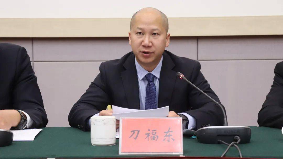 会议播放了"2023 年全市科技创新工作回顾"宣传片;市科技局局长刀福东