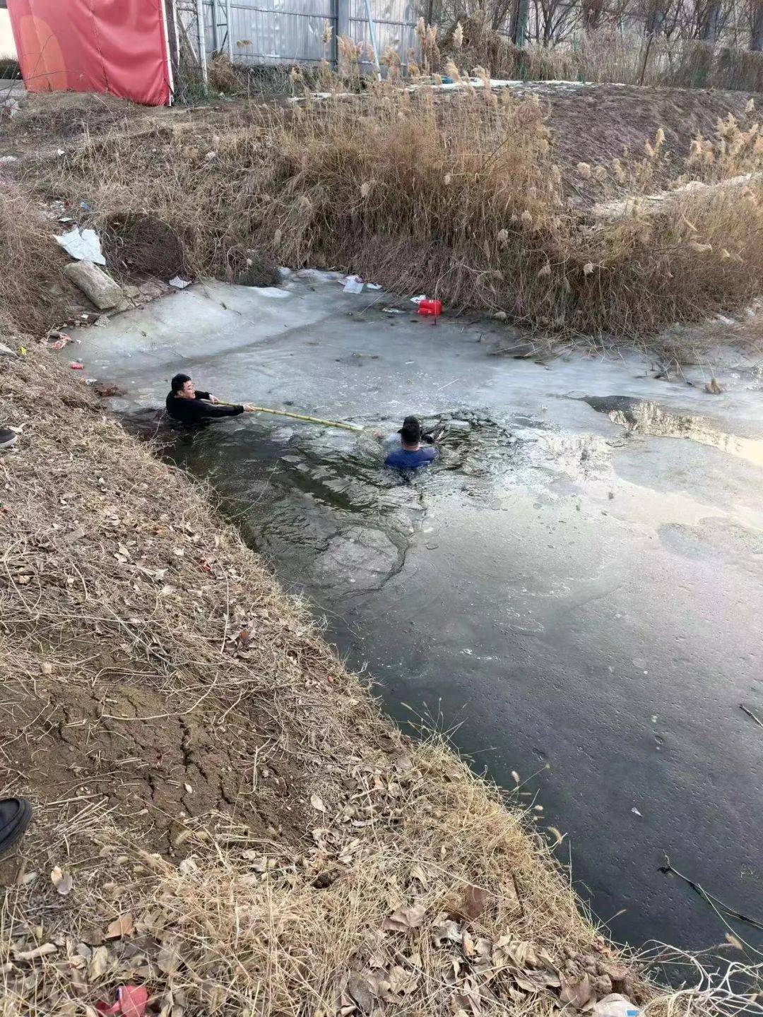 8岁儿童落水 退役军人吴帅帅与家人跳入冰水救人_任思佳_小男孩_吴坤