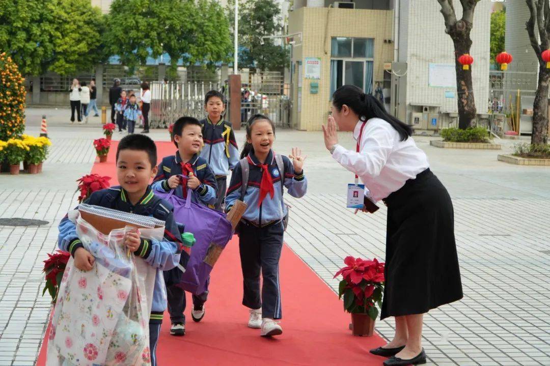 望牛墩学子仪式感满满开启新学期_校园_张珊珊_红包