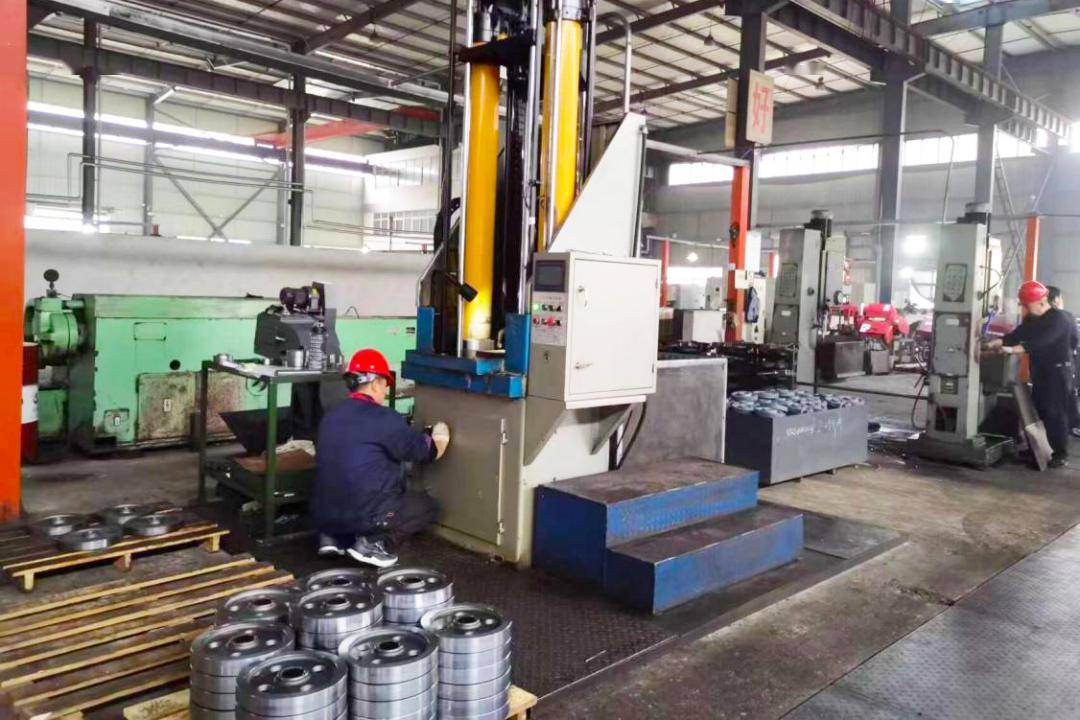 走进湖北钰龙机械科技有限公司,车间内机器轰鸣声此起彼伏,处处呈现