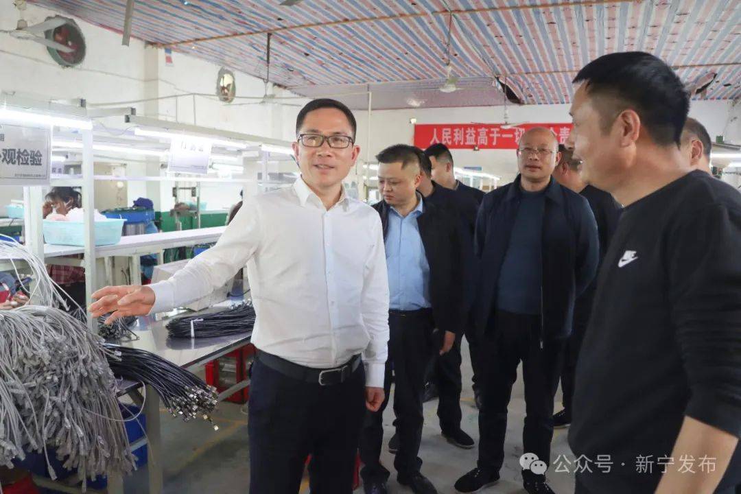 2月19日,县委书记邓涛到回龙寺镇,马头桥镇调研产业发展工作,他强调