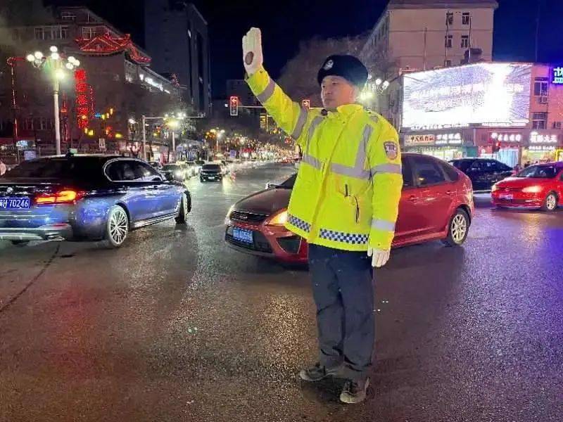 【创建文明城市】"警灯"护"花灯" 承德交警全力护航春节灯会期间交通