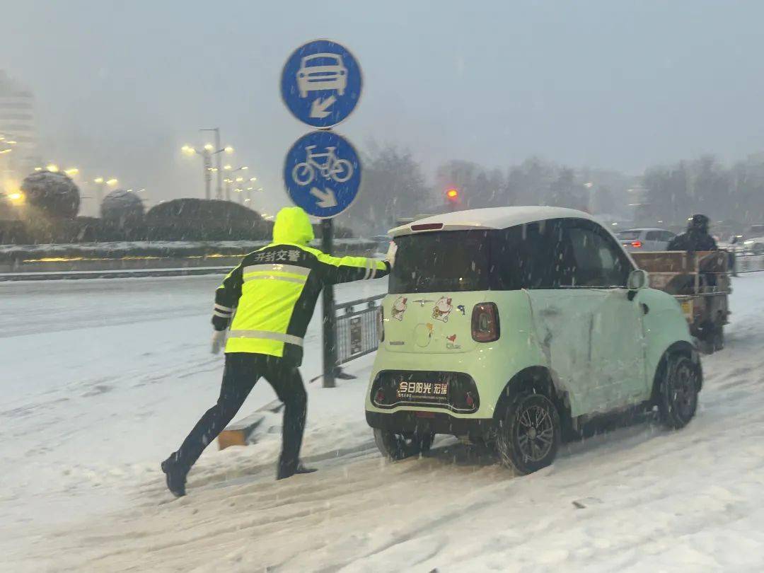一场暴雪里,警车,警灯,警察…… | 春运一线_群众_路面_处置