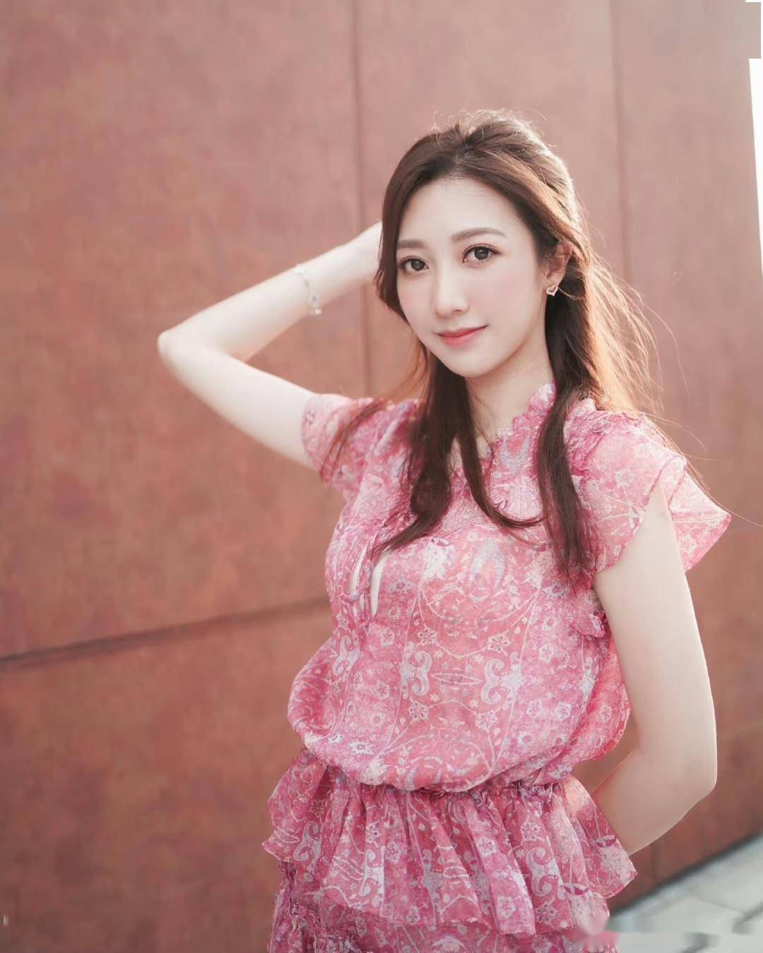 tvb小花何依婷自曝滑雪摔伤,头多次撞地亦伤及颈部_老公_日本_治疗