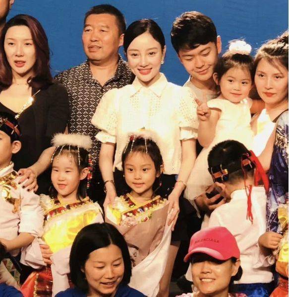 李小璐女儿甜馨晒压岁钱惹争议,怒怼网友:把我逼到死路,跟你们没完