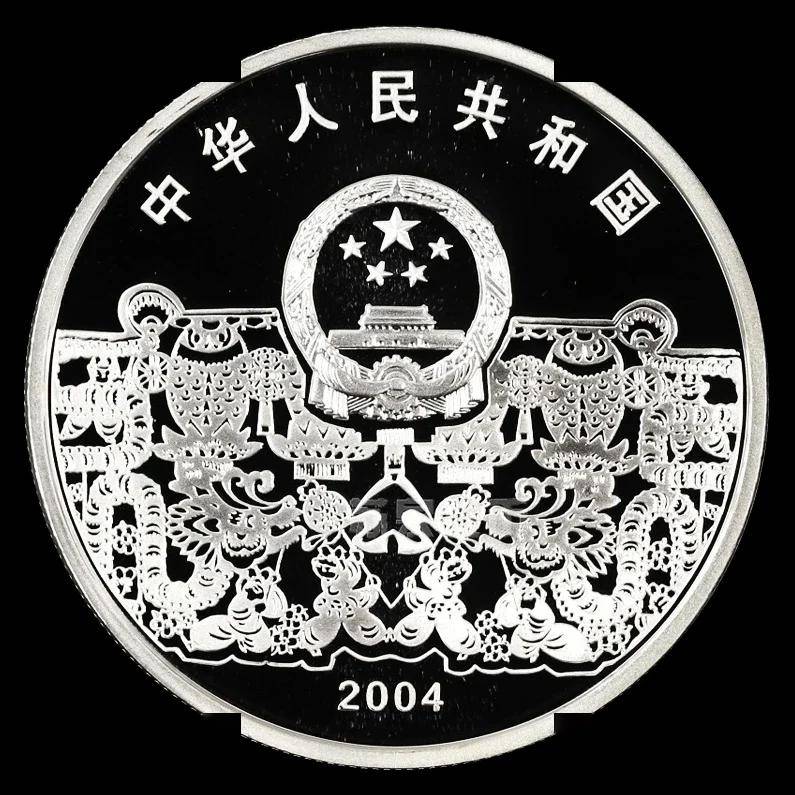 整个币面为开放式结构,主景设计采取组合造型,国徽在中国民间剪纸造型