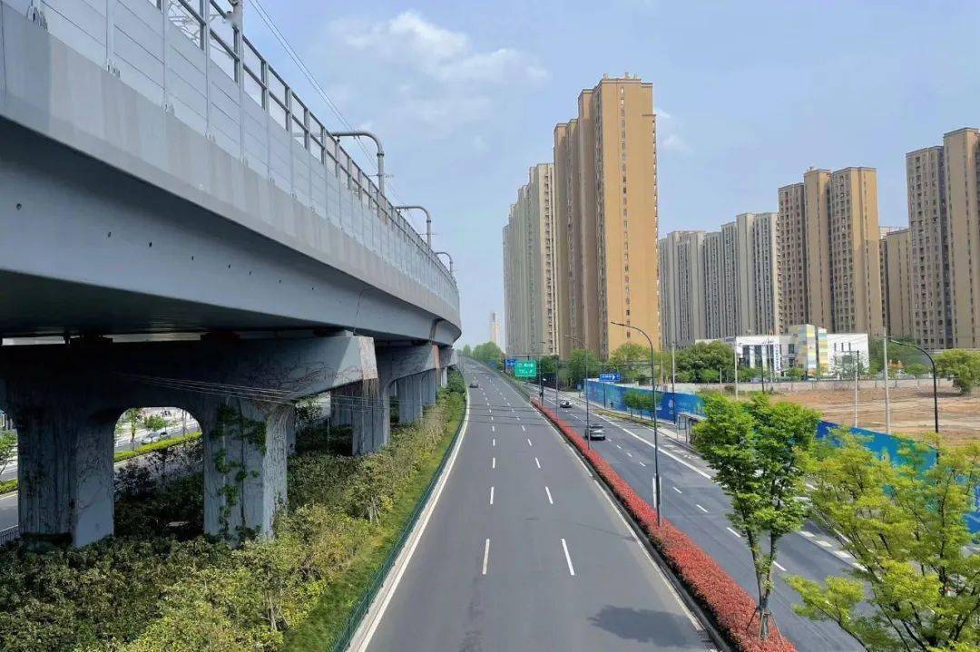 等到文一西路西延工程全面贯通后,将贯穿杭城东西,成为主城区连接临安