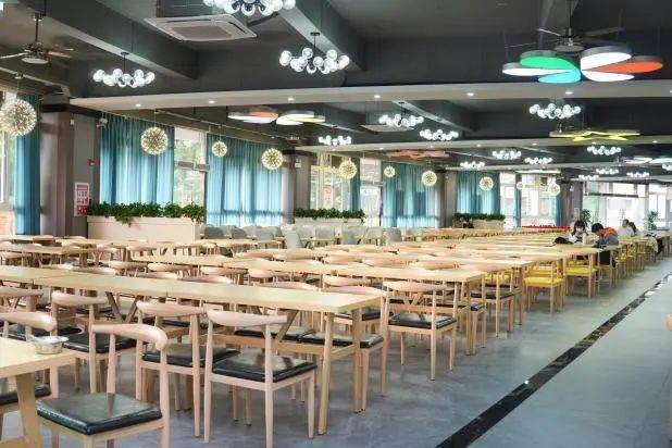 广州城建职业学院目前共有五个饭堂和一条校内商业街,既有便宜的大众