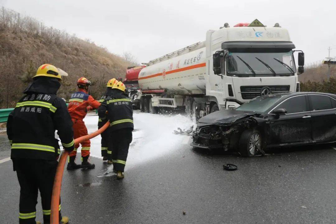 陕西高速路发生两起多车连撞事故,消防人员紧急救援_影响_道路_西安