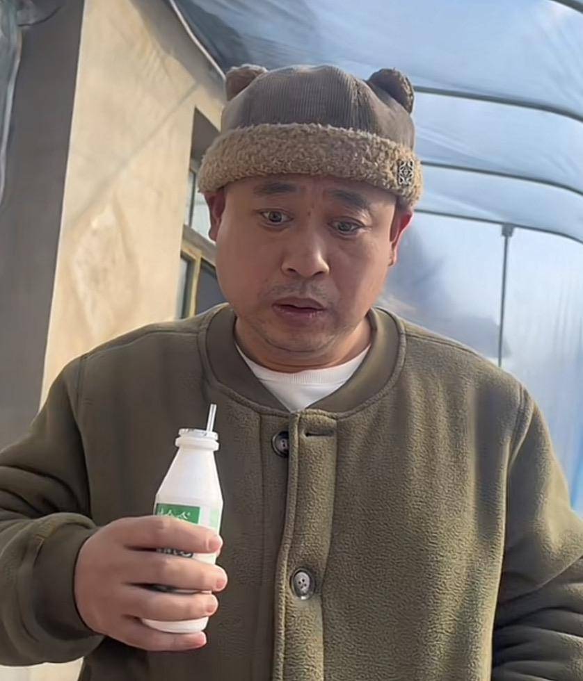 她被称为"战狼版李子柒",砌猪圈,焊狗笼,一人扛起