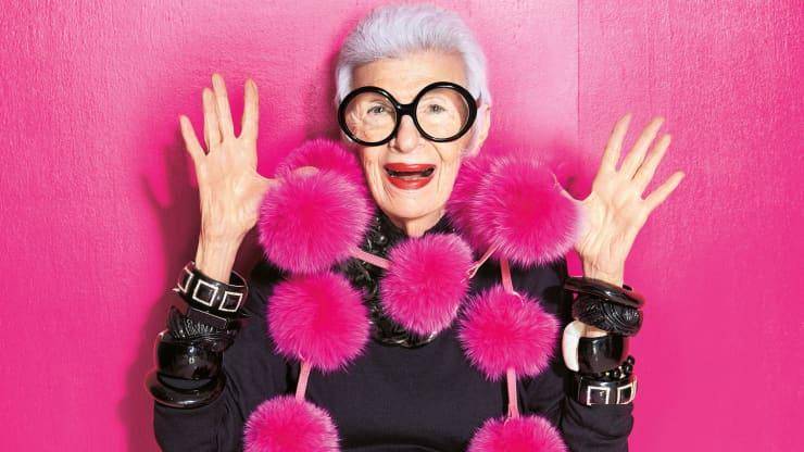 她热衷于高饱和度的配色与纷繁复杂的花纹,什么死亡芭比粉,魔幻红配绿