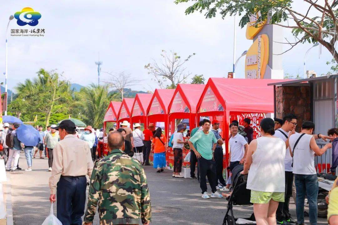 "快来看看咯,本地攀鲈鱼.""本地哈密瓜10块钱5个.