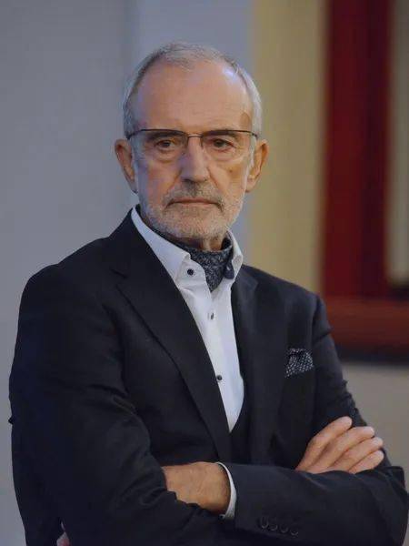 我们每天都会遇见墨菲斯特我们每个人都是浮士德浮士德不是具体的