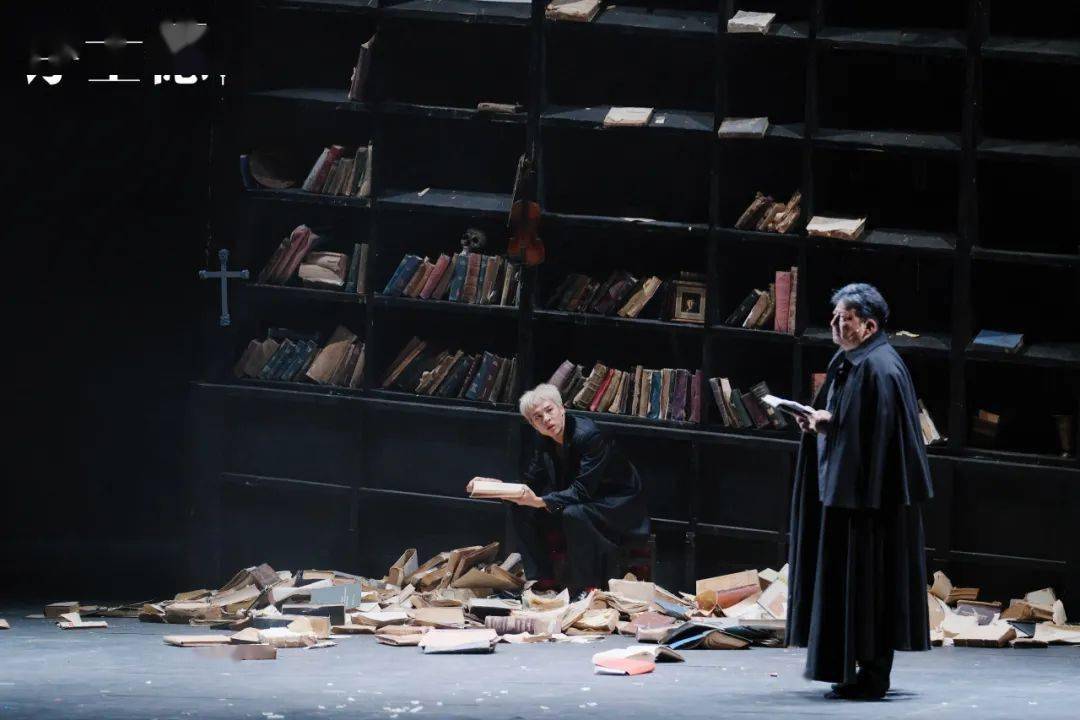 墨菲斯特一直想让浮士德心中出现享乐主义,投机主义或让他变的庸俗不