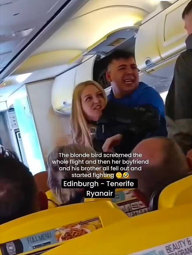 瑞安航班惊魂瞬间,两男子激烈争斗,机组人员无奈求助