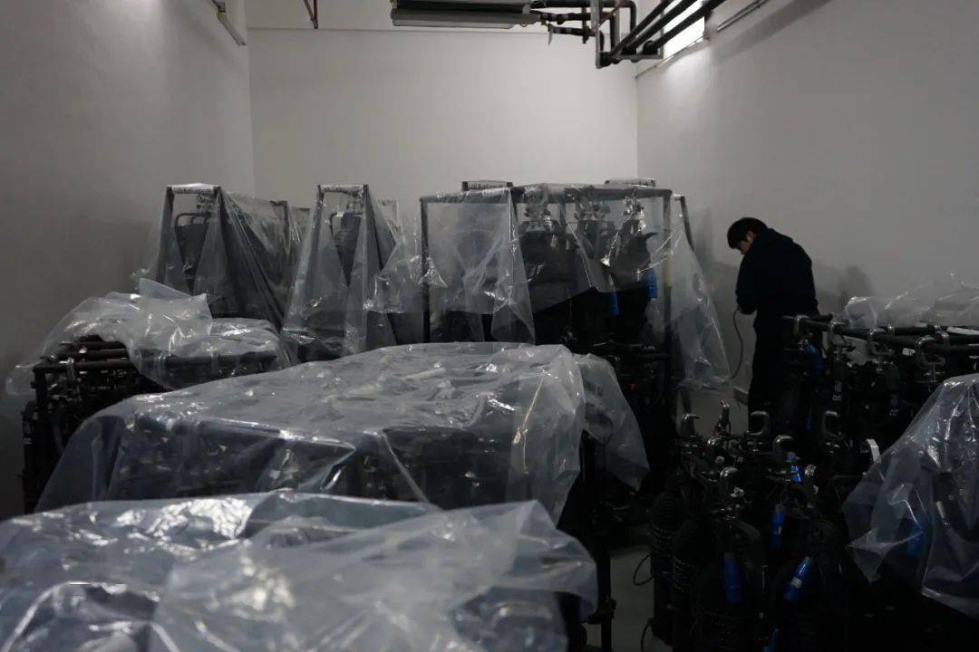 今天,我们去看了在42米间补梦的人们_舞台_文化广场_工作