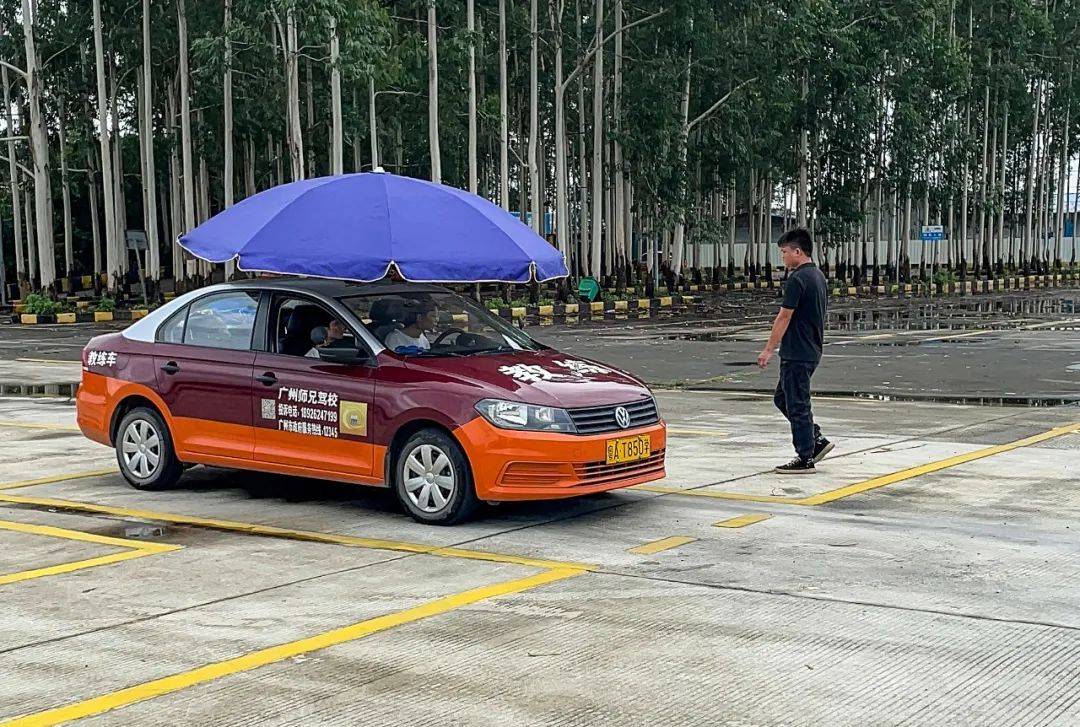 以及树木遮阴的独立训练场地有几十台全新的教练车师兄直营驾校增城