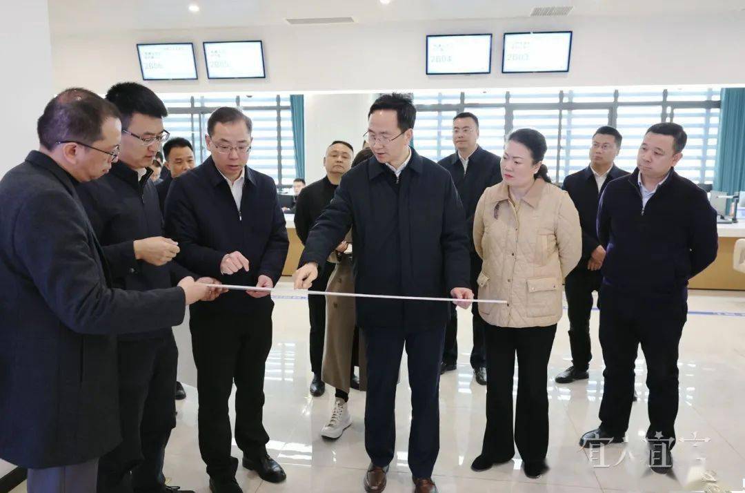 在三江新区,方存好来到宜宾东站站前广场等地,了解滨江片区c组团,三江