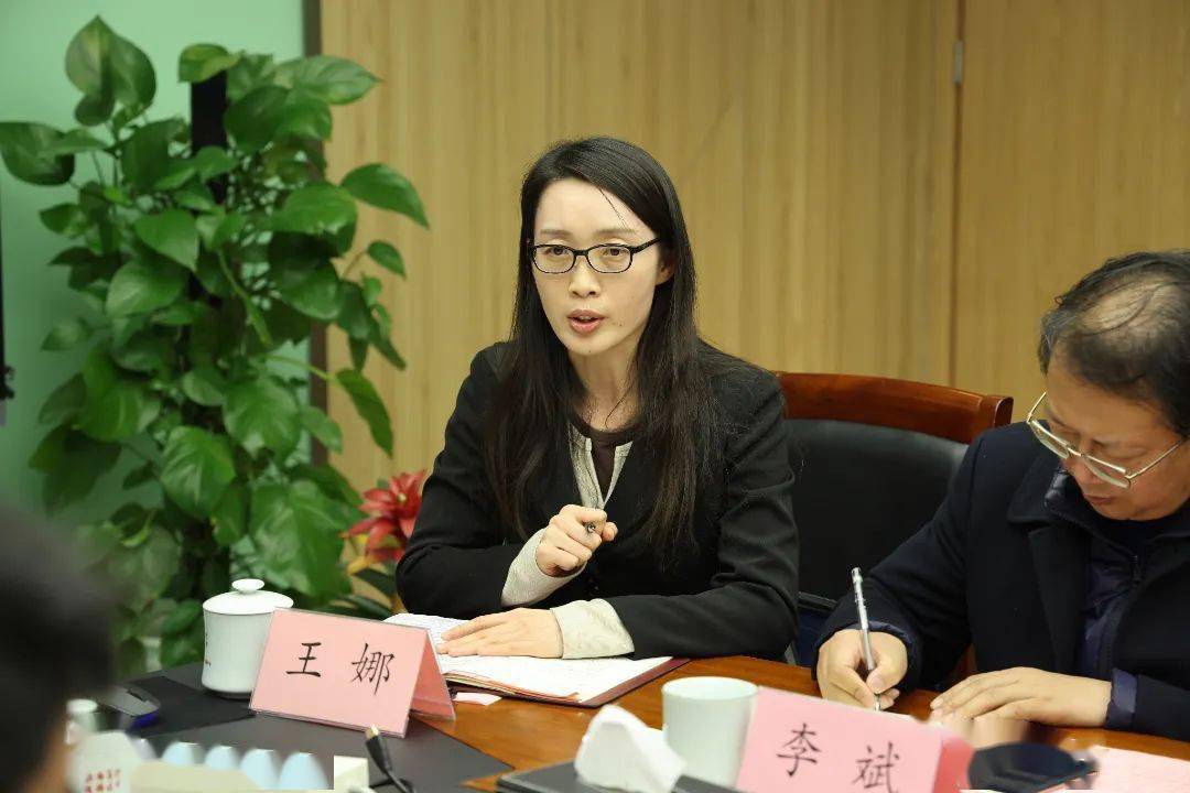 首都师大附中育鸿学校教学副校长王娜汇报了育鸿学校加