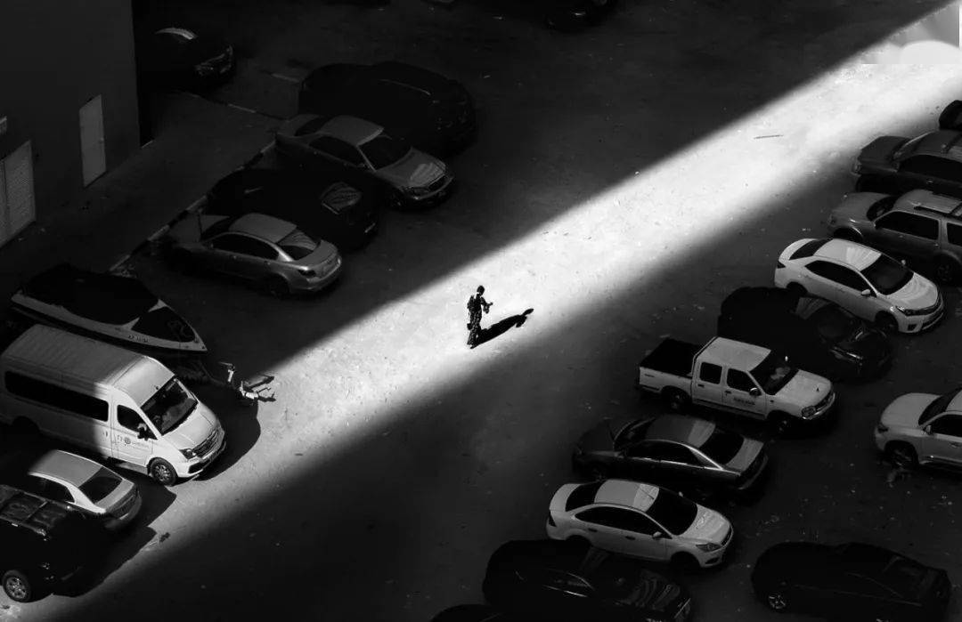 20张极简的黑白摄影作品,光影之美,提升审美!_生活_日期_是一种