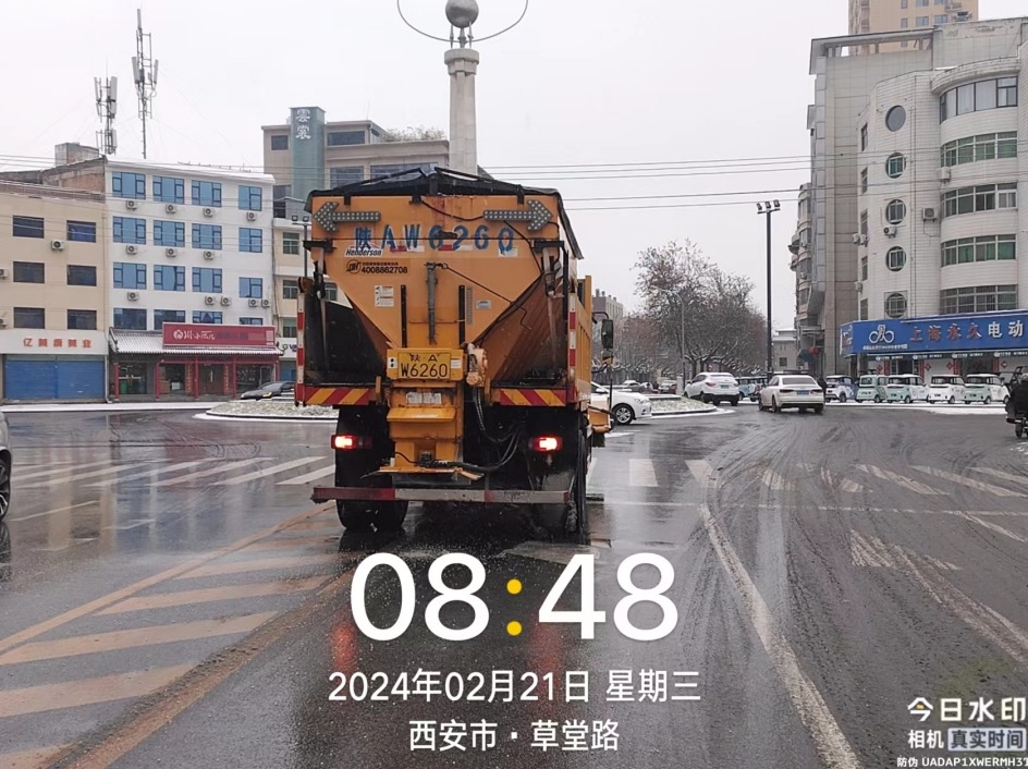 针对本轮雨雪降温天气,鄠邑区城管执法局合理安排机械化作业车辆,按照