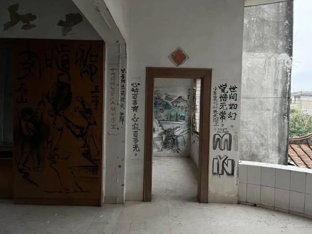 废楼里的壁画创作废楼里的壁画创作东林所住废楼的阳台已搬迁的土地公