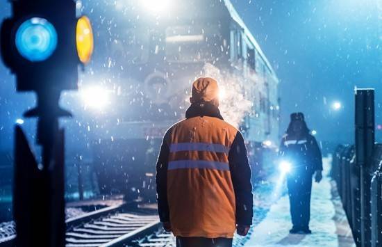 0点后的00后:守护春运 我们能行_接触网_作业_丛骁