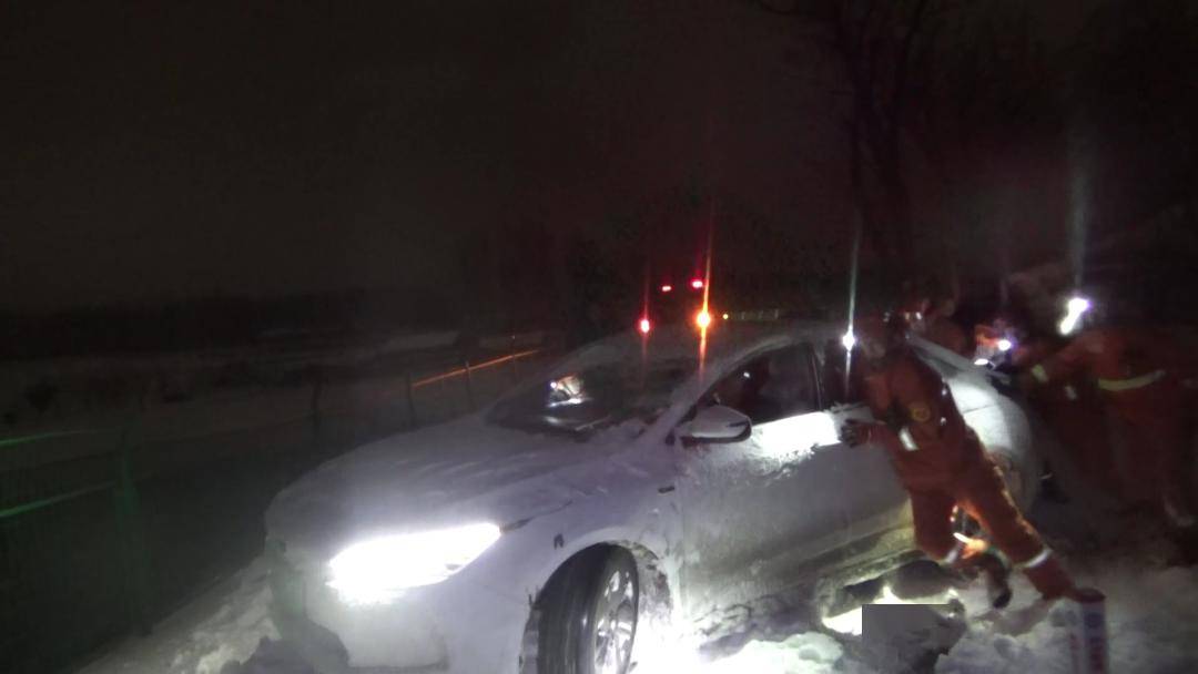 积雪_车辆_道路