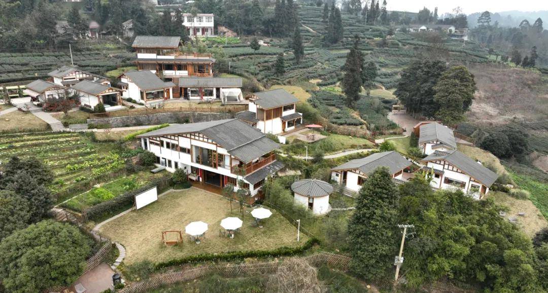 "草言殳舍"民宿汉源县雲庭智能酒店业务员曹震也表示:"我们酒店基本上