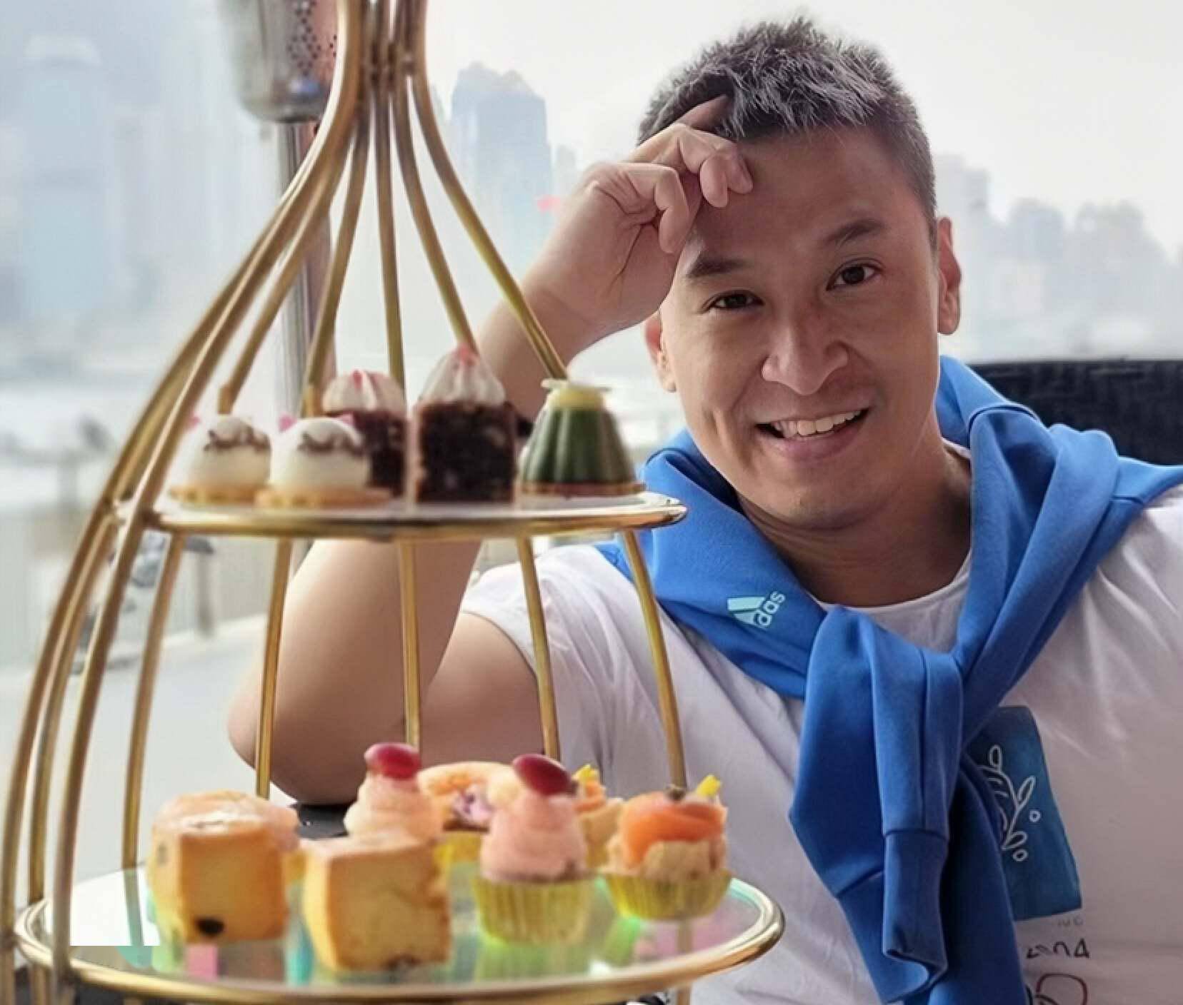 他现在进军餐饮界,转行成为了一名车仔面店老板,小店被他经营得有声有