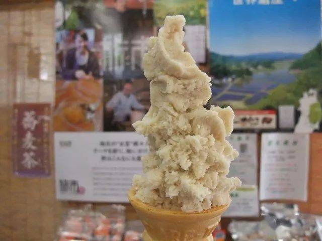 冰淇淋中夹杂着腌制的"咸菜"?还打成碎冰沙!这家店竟然还是网红店?