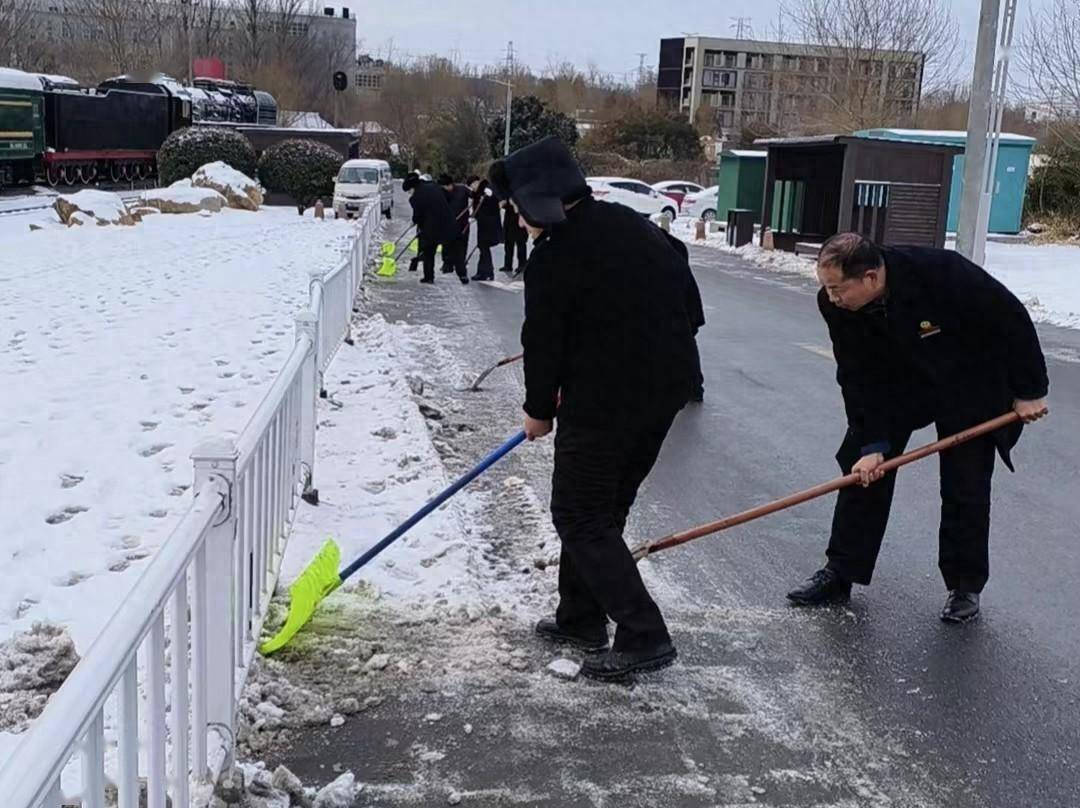荥阳市广武镇忆江南社区扫雪除冰齐上阵 以雪为令践初心_工作_居民