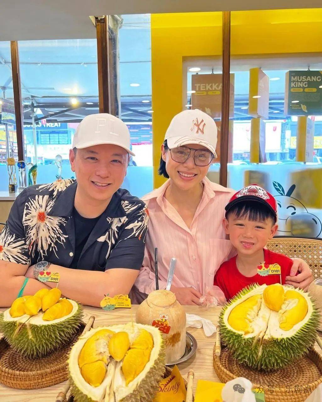 胡杏儿一家五口大马过年,两个儿子最宠老幺,又搂又牵不撒手_承德_澳门