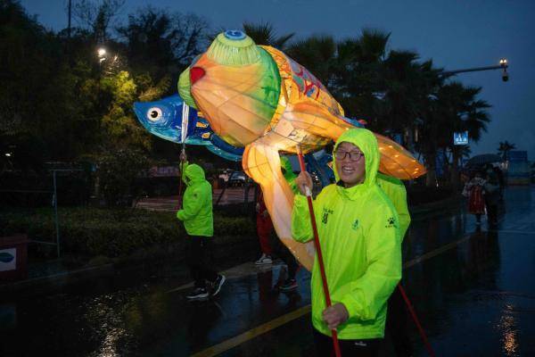 时而上下翻滚,时而摇头摆尾,摆出飞龙在天,蛟龙入海等多种动作,精彩的