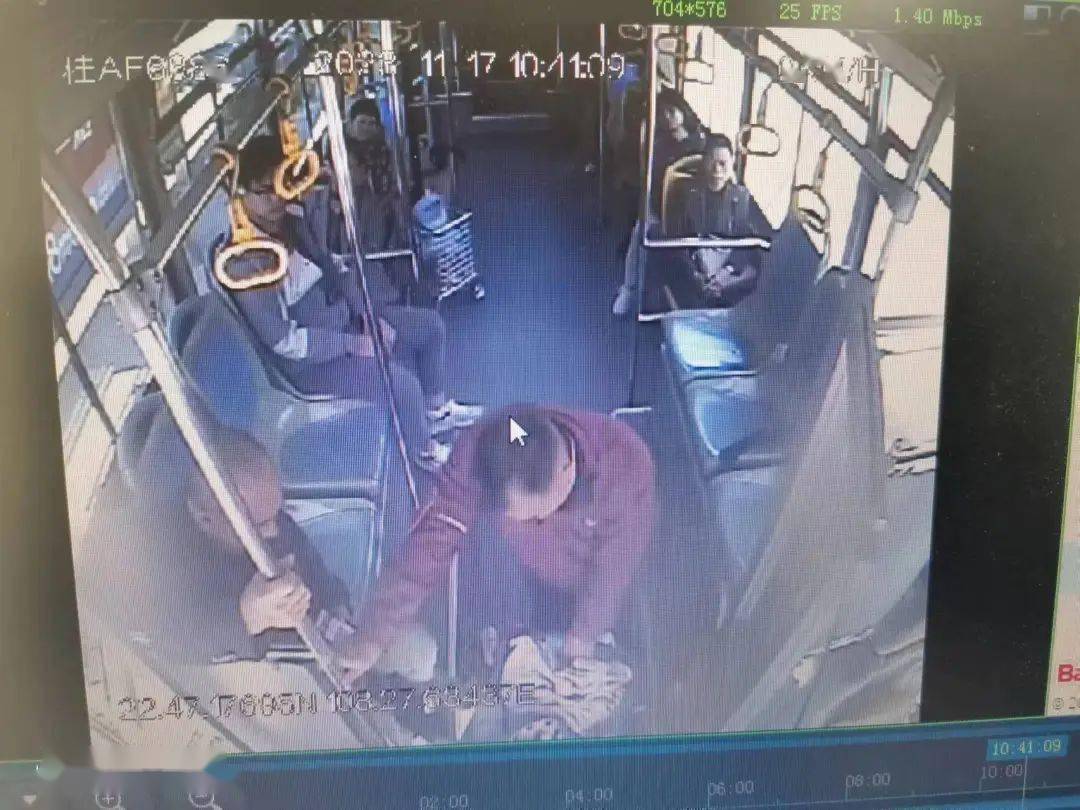 学习雷锋 人人点赞(2)_乘客_驾驶员_车辆