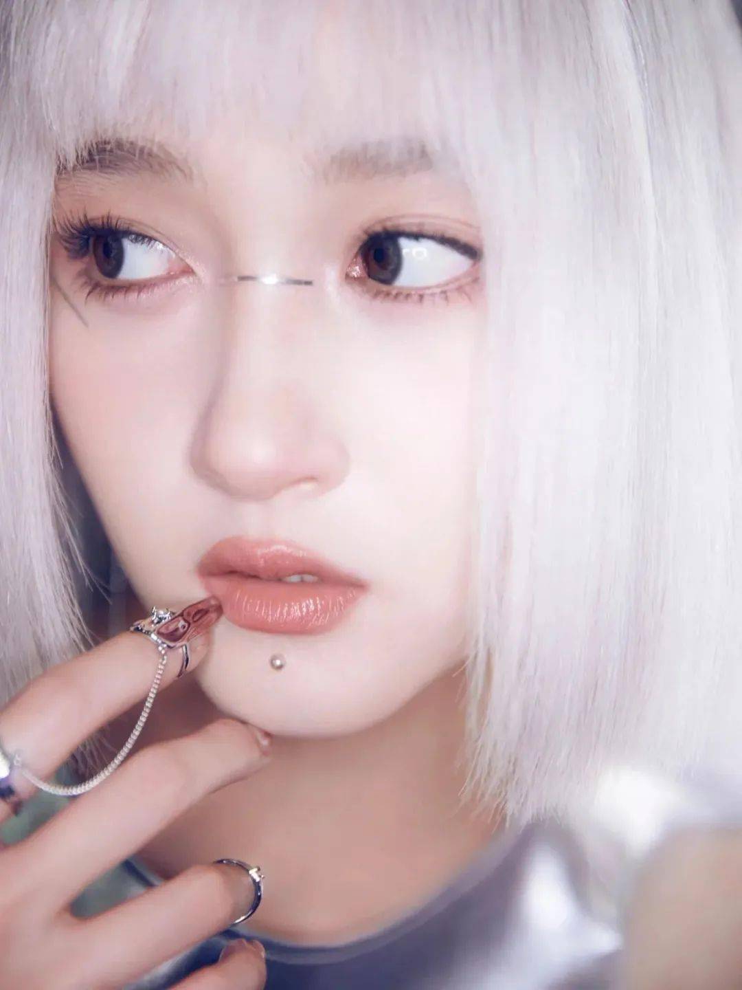 关晓彤限定"ai机械姬"造型实现了又一次突破,液态银指甲戒搭配面部