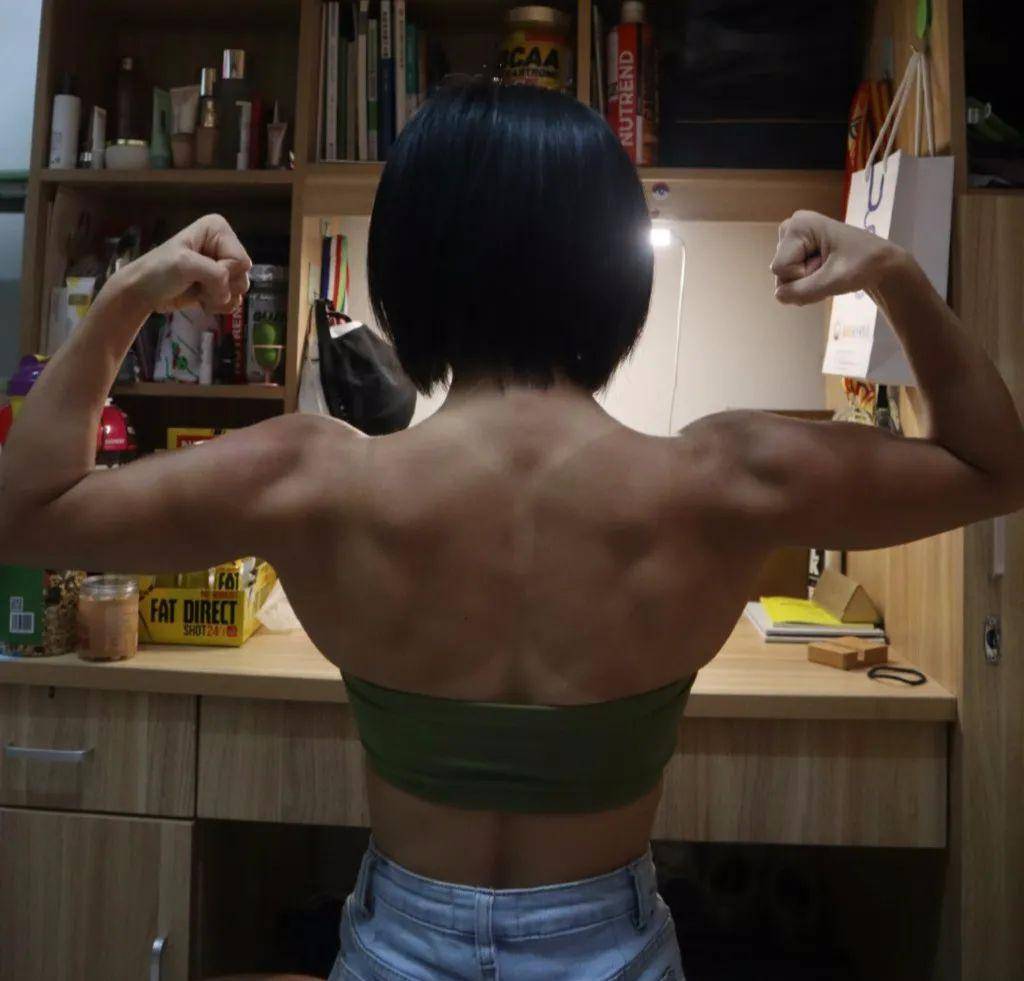 美女大学生展示惊人臂力,宿舍练出8块腹肌,网友:中国健身火了!
