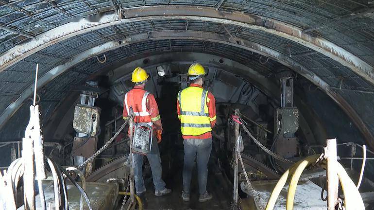 机器轰鸣声不绝于耳,tbm操作员熟练地操控着掘进机,在隧道中导洞内