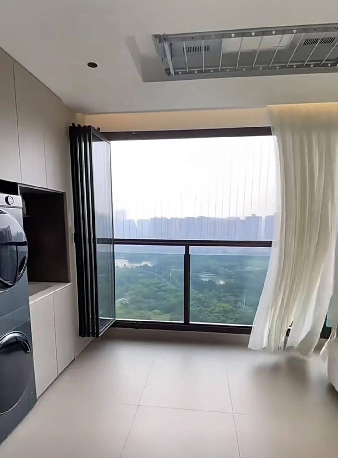 2,提高房屋的舒适度折叠门封阳台能够有效隔绝外界的噪音和灰尘,同时