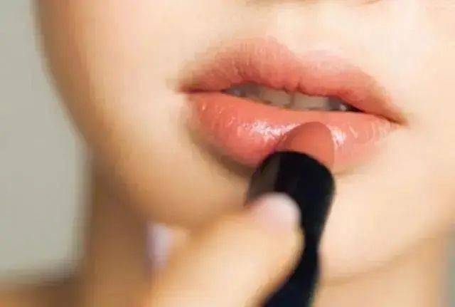 涂口红的3个"低级错误",许多人都会犯,怪不得掉色还沾杯_女性_嘴唇_这