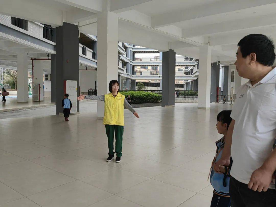 志愿服务展浓情,暖心护航助返校——香城小学家长志愿服务队协助学生