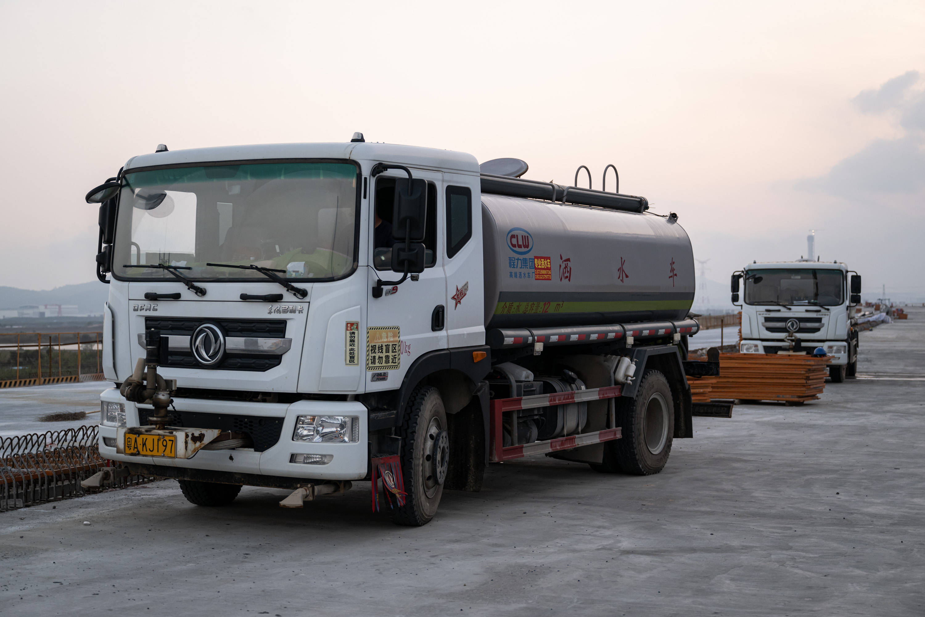 最新现场·视频 图集|应急供水车开上未通车南中高速桥,为南沙三民岛