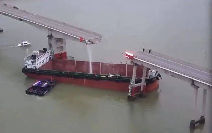 Latest Alert ！Guangzhou Nansha Bridge Broken by Collision，5Cars falling off，One of them is a bus！Sent to2Human death，3Human disconnection！The shipowner involved has been brought under control