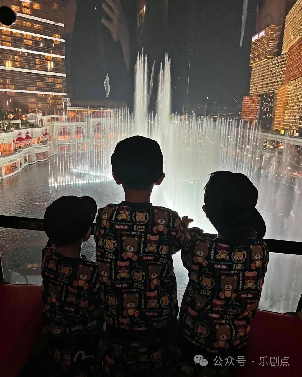 两个儿子最宠老幺,又搂又牵不撒手_承德_澳门_水上乐园