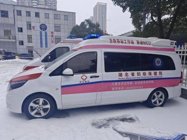 抵达了湖北麻城接收女宝宝随同湖北省妇幼保健院医护人员婴儿专用救护